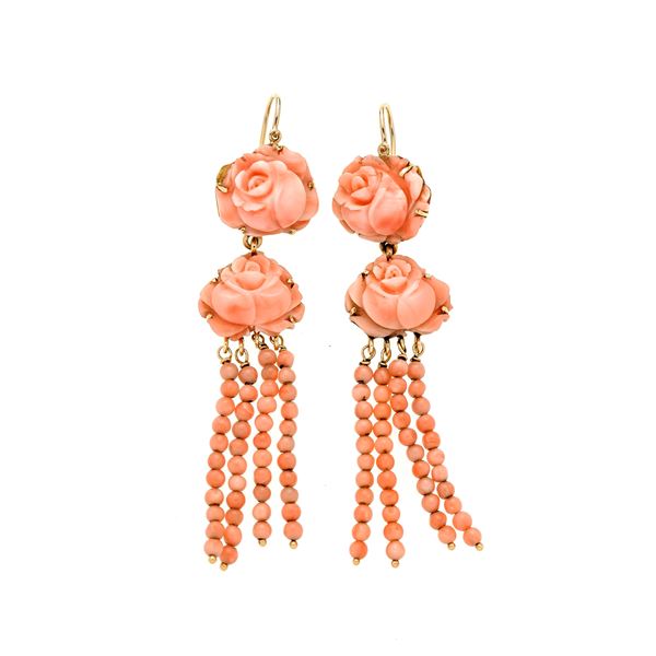 Pair of dangle earrings in pink coral and yellow gold