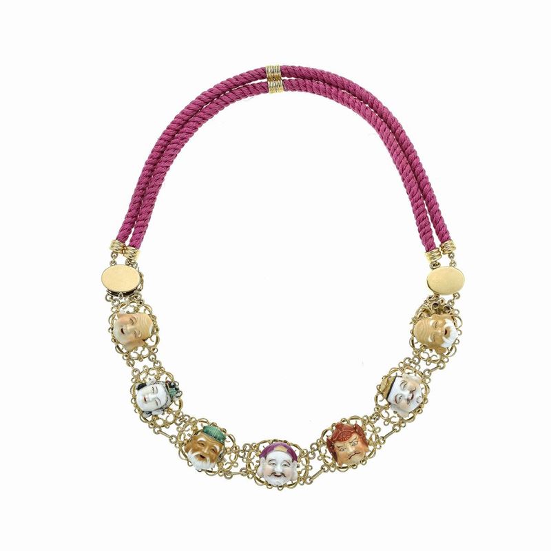 Bracciale in Oro Giallo, Maschere Orientali in Resina Dipinta e Passamaneria Rosa