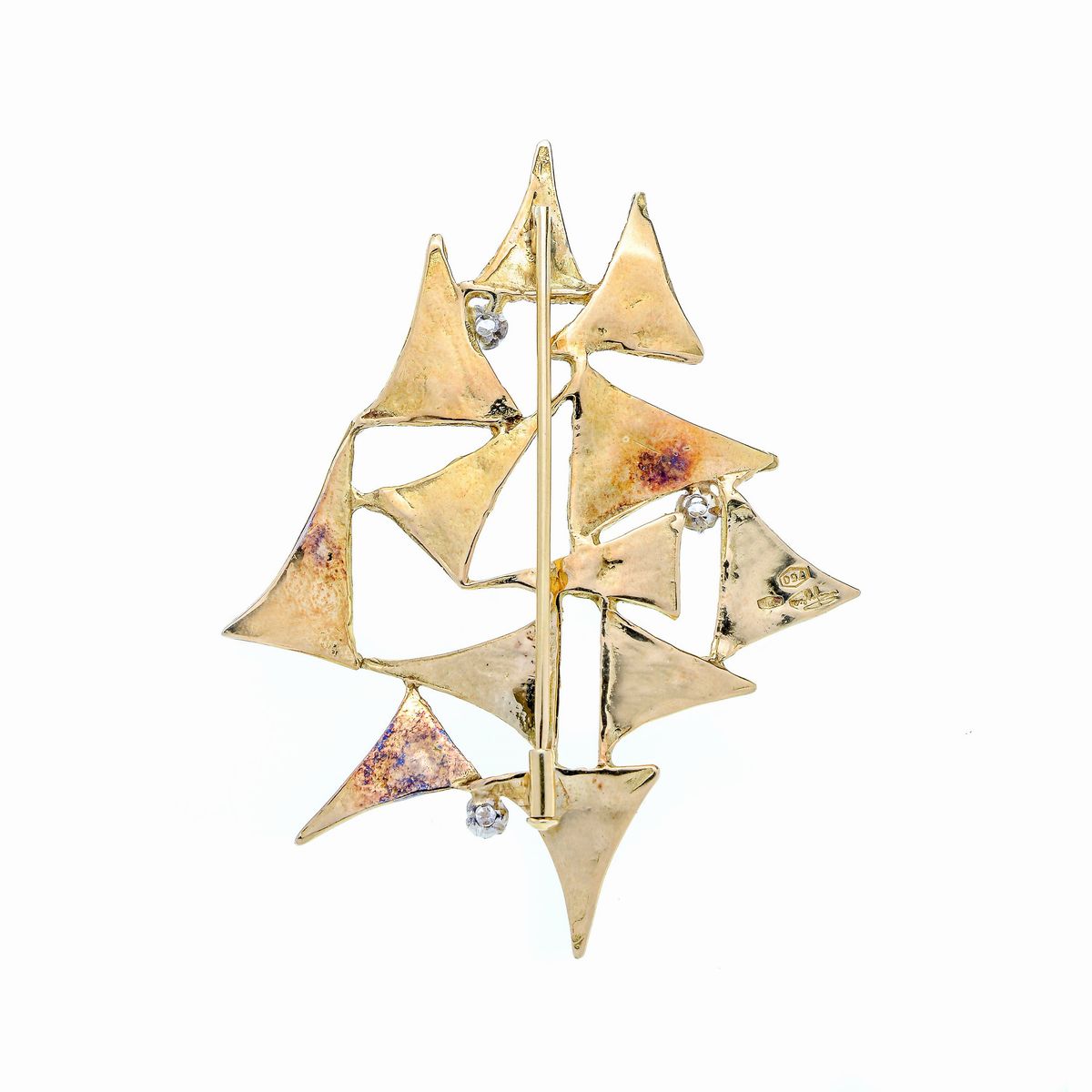 Grande spilla di ispirazione geometrica in oro giallo e diamanti, firamta Quaglia