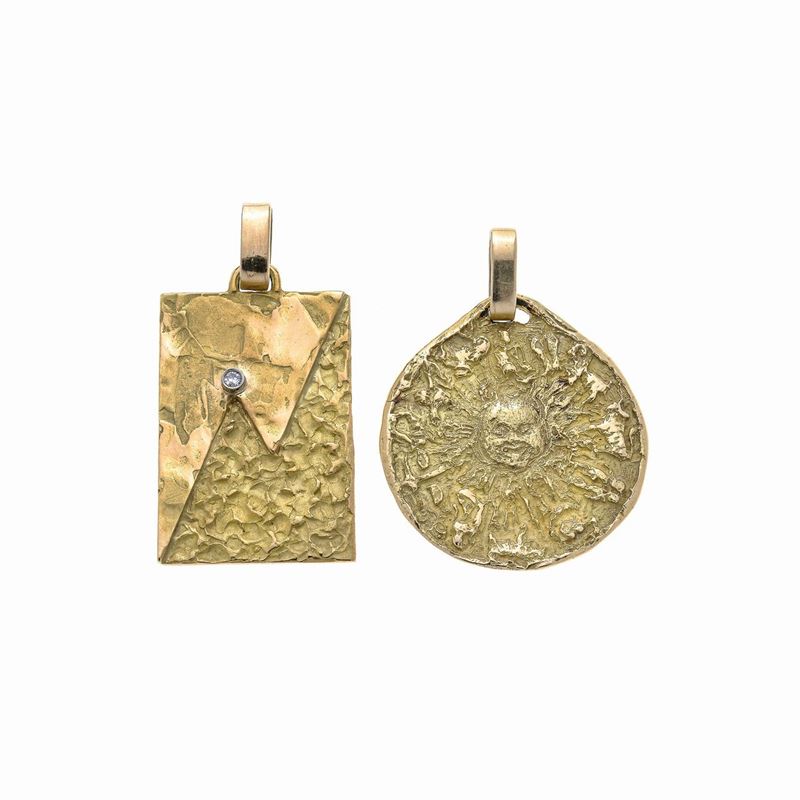 Due grandi pendenti in oro giallo e diamante, uno firmato Quaglia