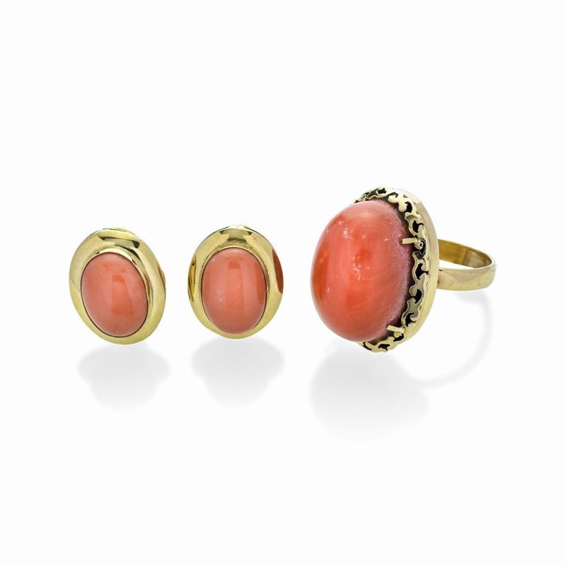 Paio di orecchini e grande anello in oro giallo e corallo rosso