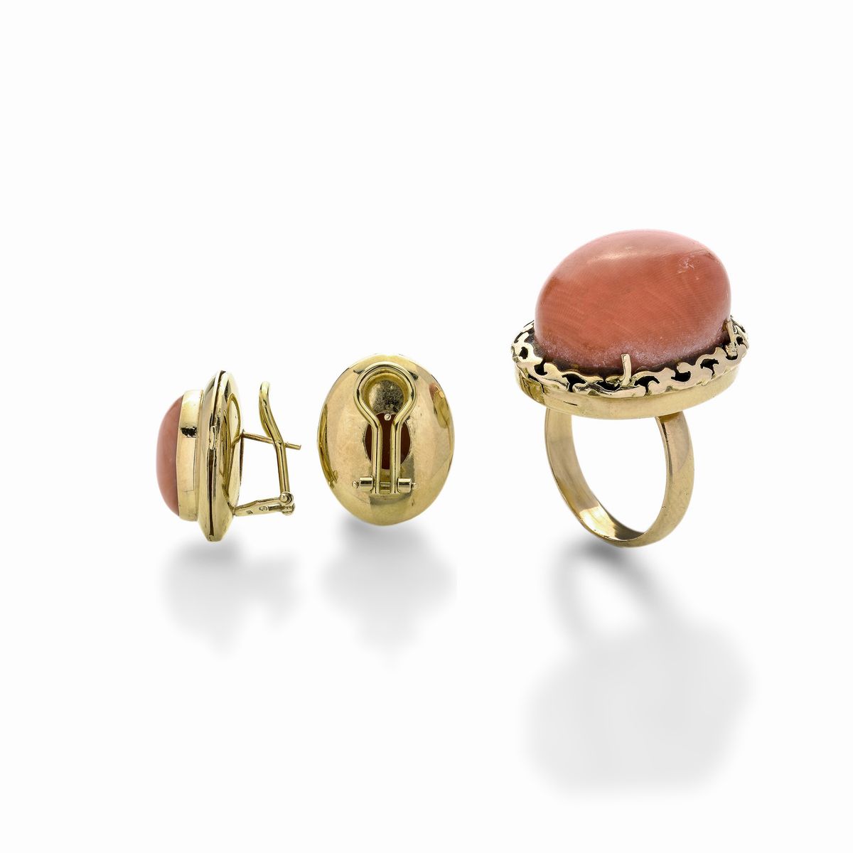 Paio di orecchini e grande anello in oro giallo e corallo rosso