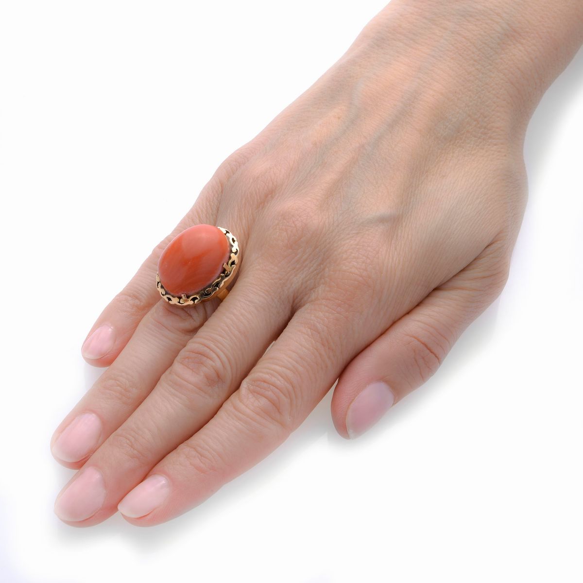 Paio di orecchini e grande anello in oro giallo e corallo rosso