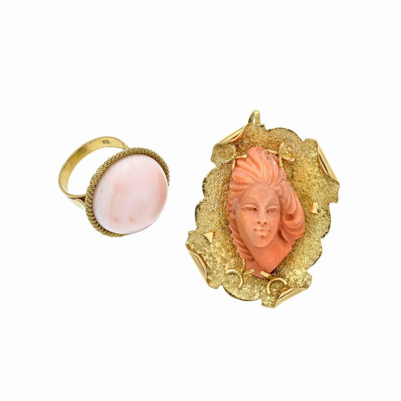 Spilla pendente e anello in oro giallo e corallo rosa