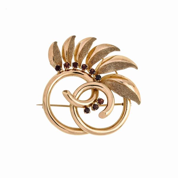 Floral brooch in yellow gold and garnets