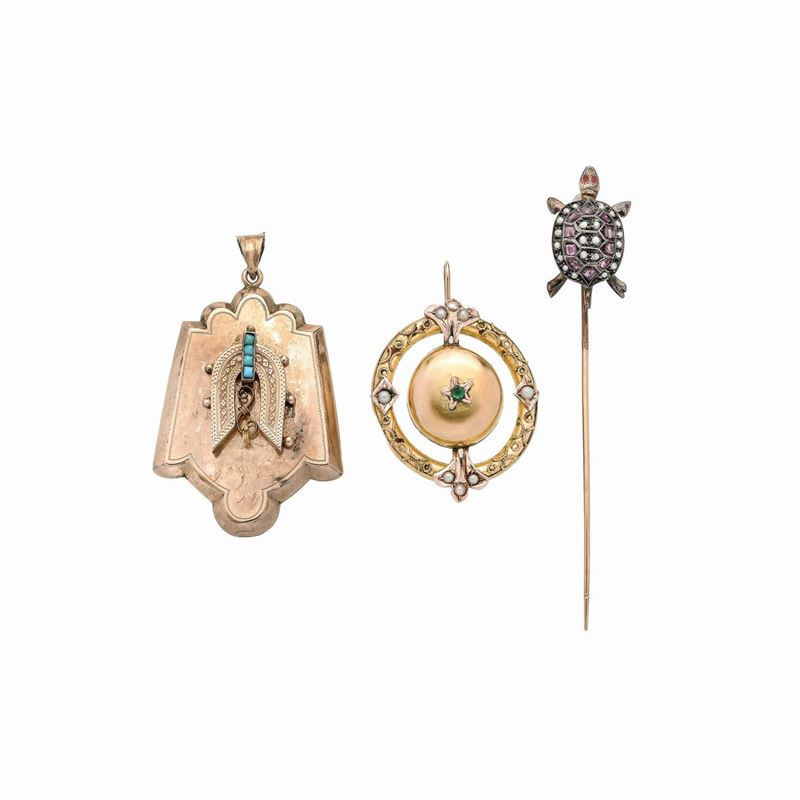Pendente portaritratto, pendente e spilla da cravatta in oro basso, argento, diamanti e rubini