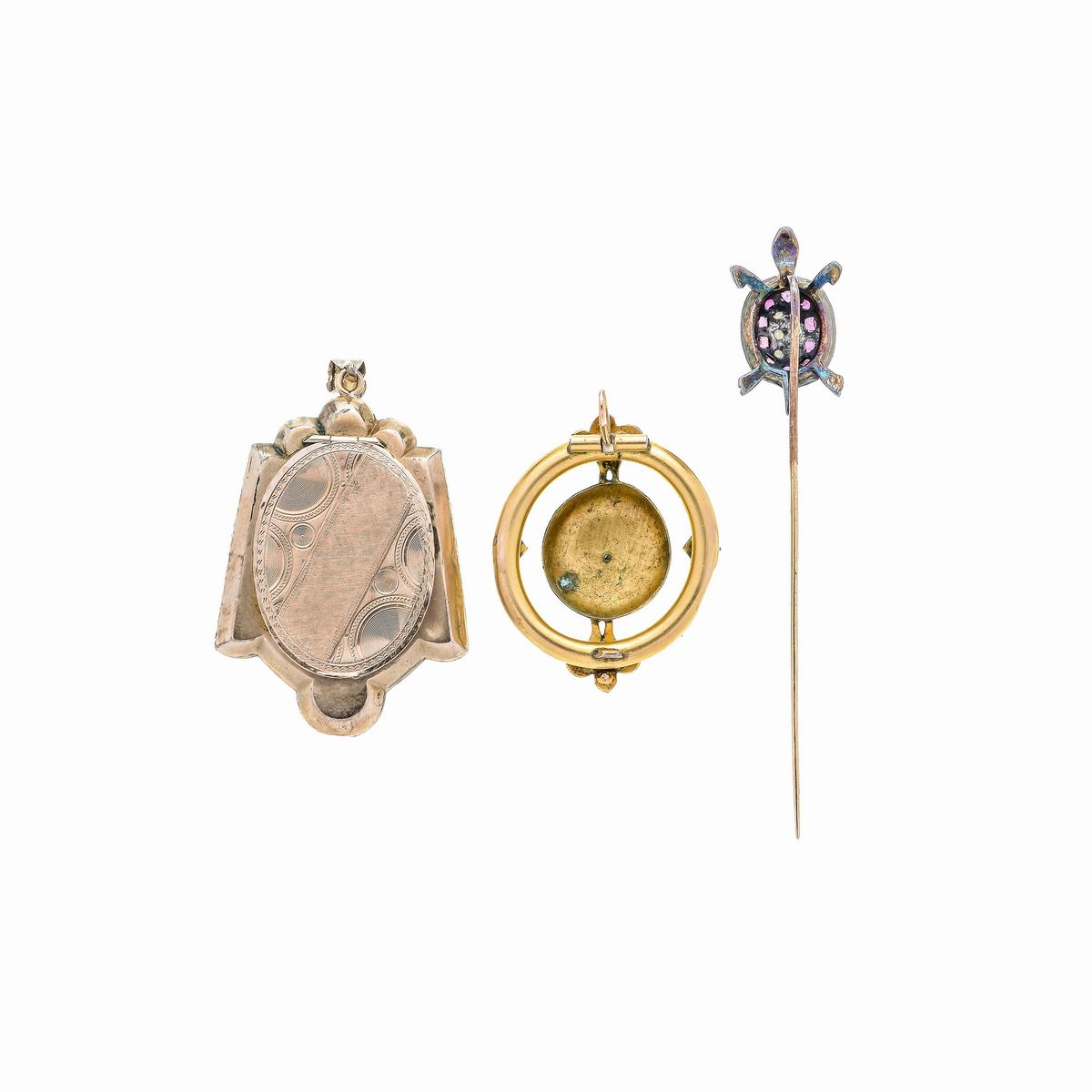 Pendente portaritratto, pendente e spilla da cravatta in oro basso, argento, diamanti e rubini