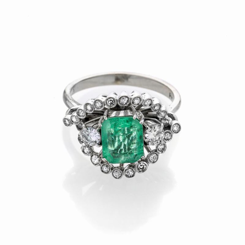 Anello in oro bianco, diamanti e smeraldo