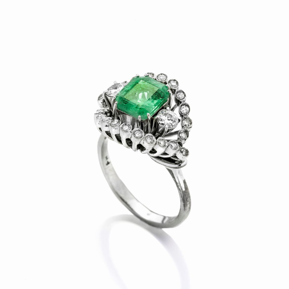 Anello in oro bianco, diamanti e smeraldo