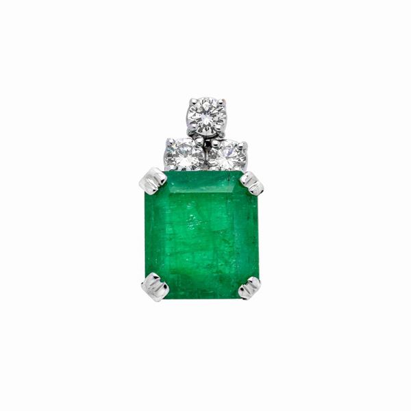 Pendant in white gold, diamonds and emerald