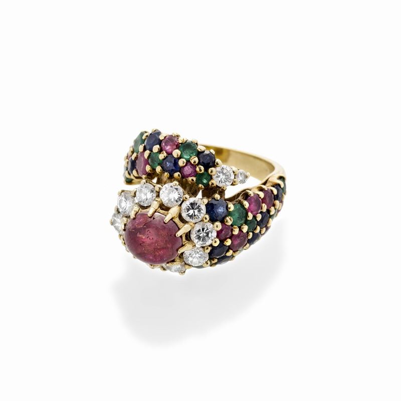 Anello in oro giallo, diamanti, smeraldi, zaffiri e rubini