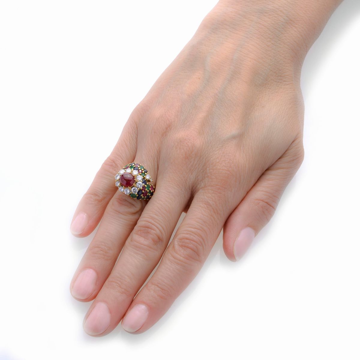 Anello in oro giallo, diamanti, smeraldi, zaffiri e rubini