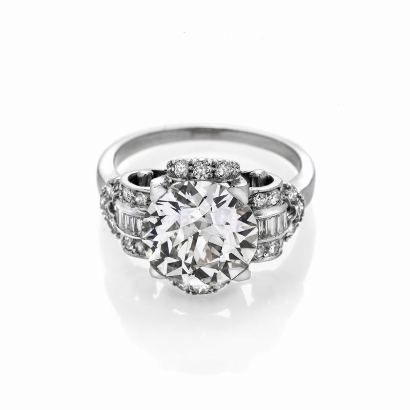 Importante anello in platino e diamanti