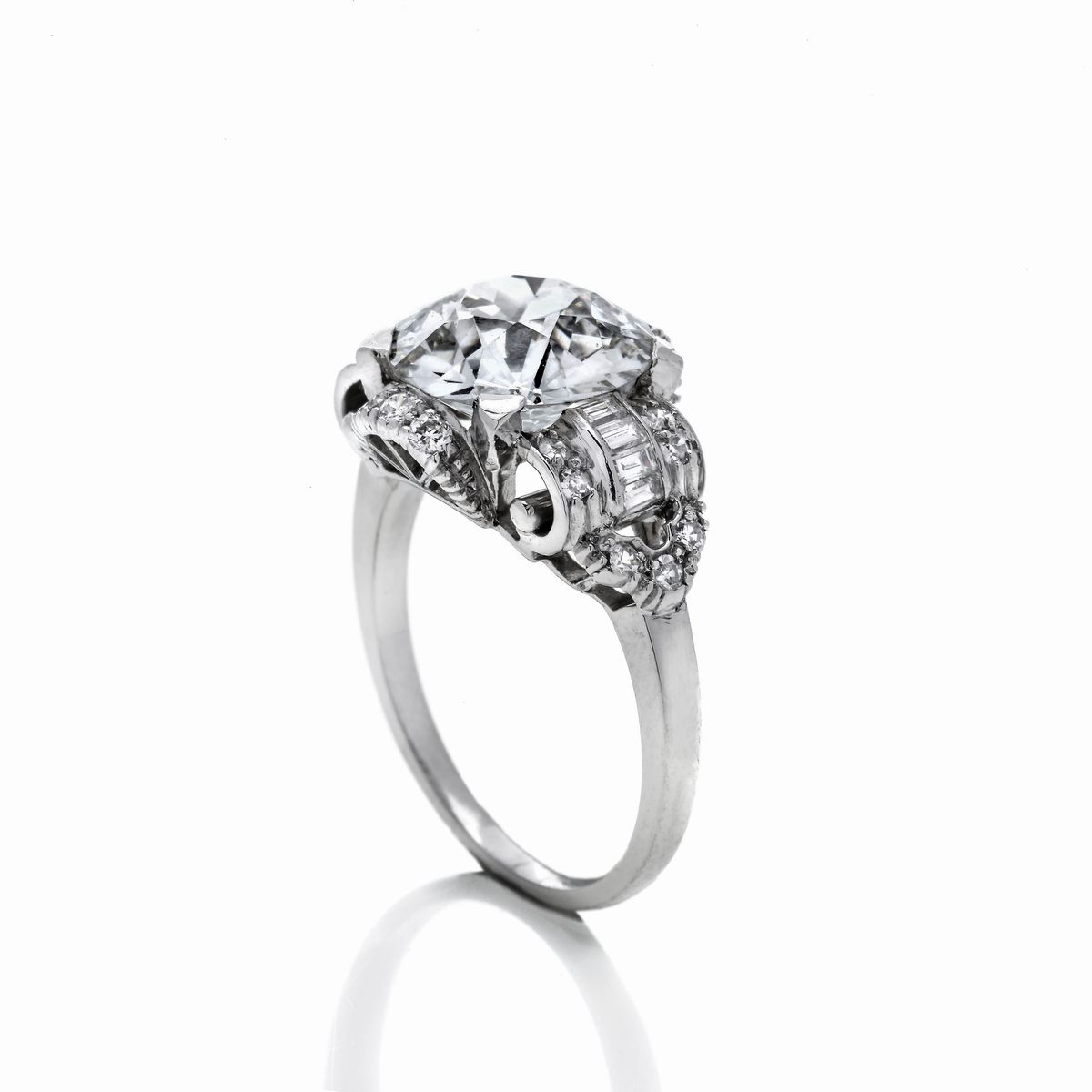 Importante anello in platino e diamanti
