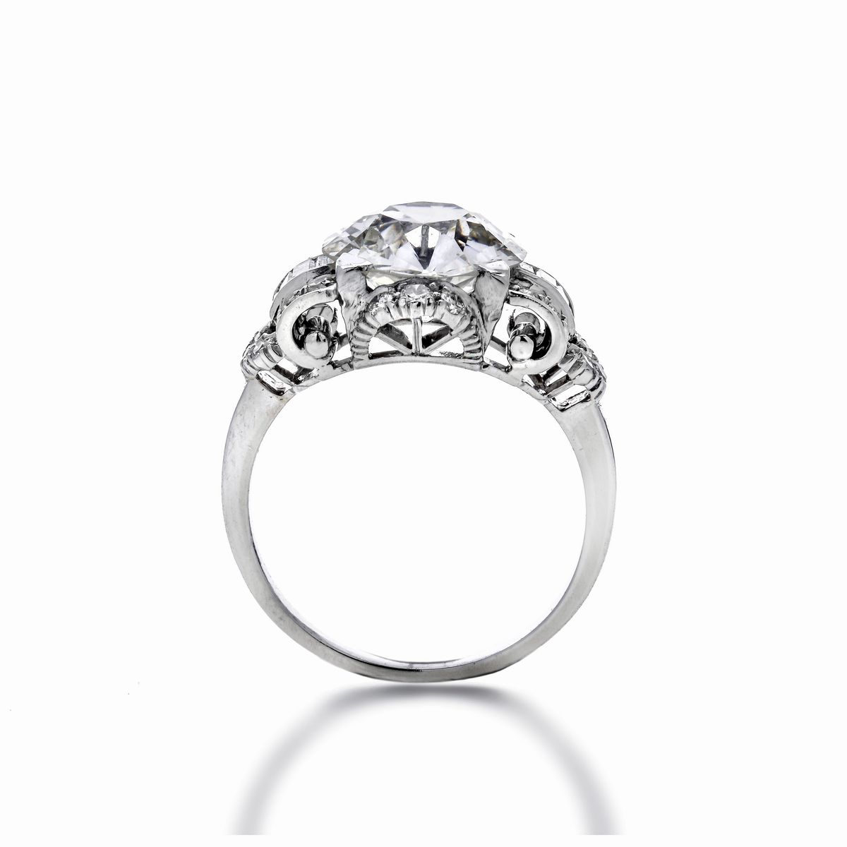 Importante anello in platino e diamanti