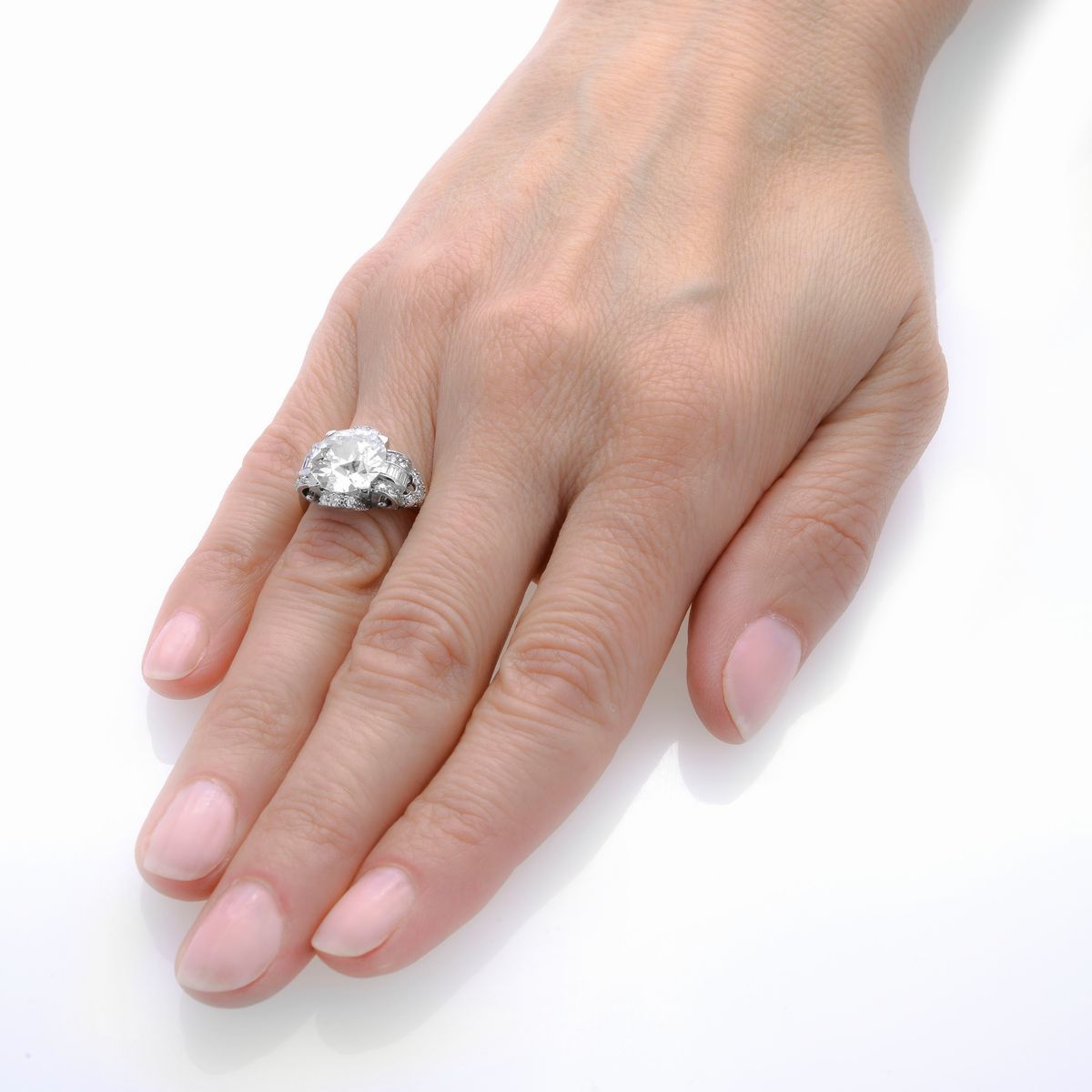 Importante anello in platino e diamanti