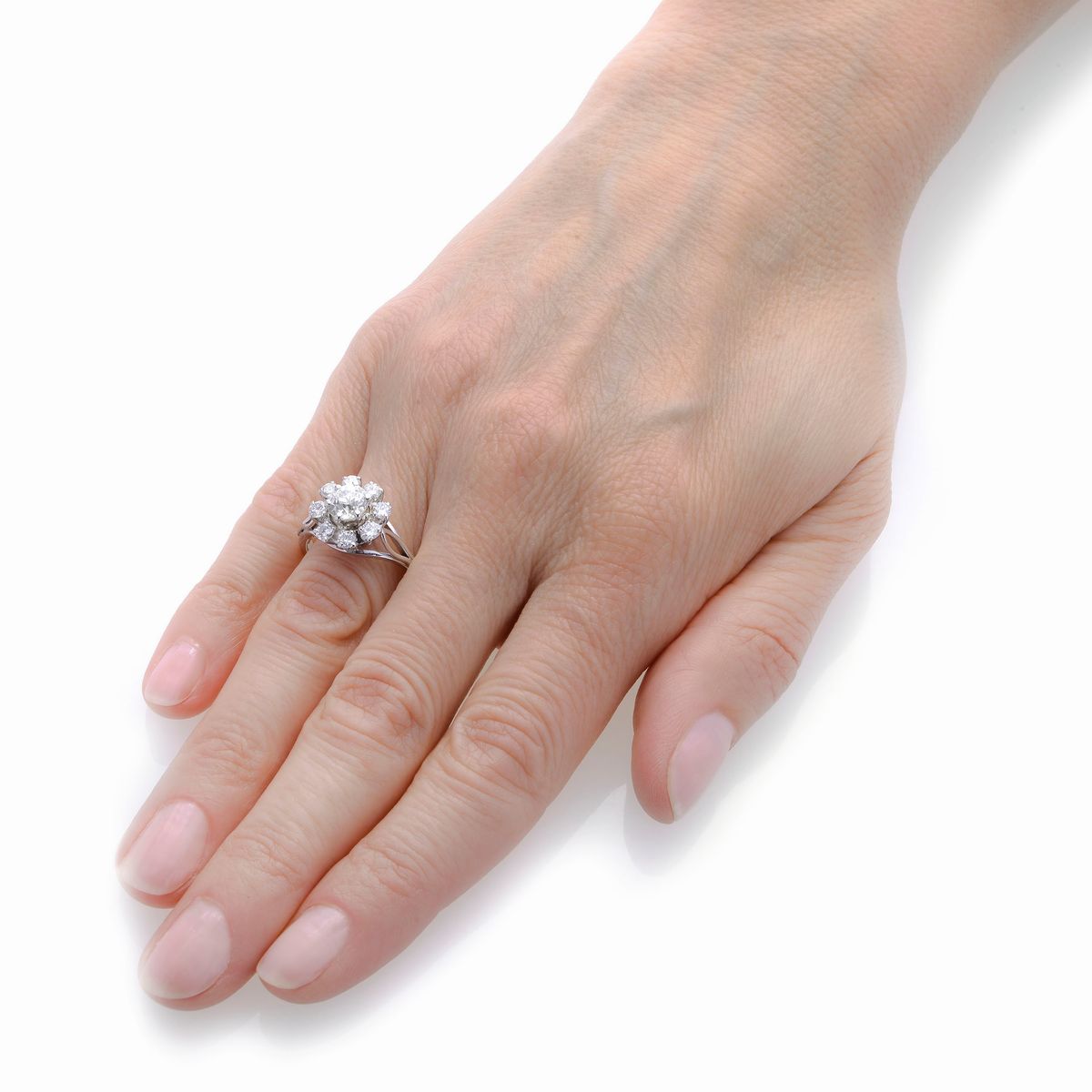 Anello a margherita in oro bianco e diamanti