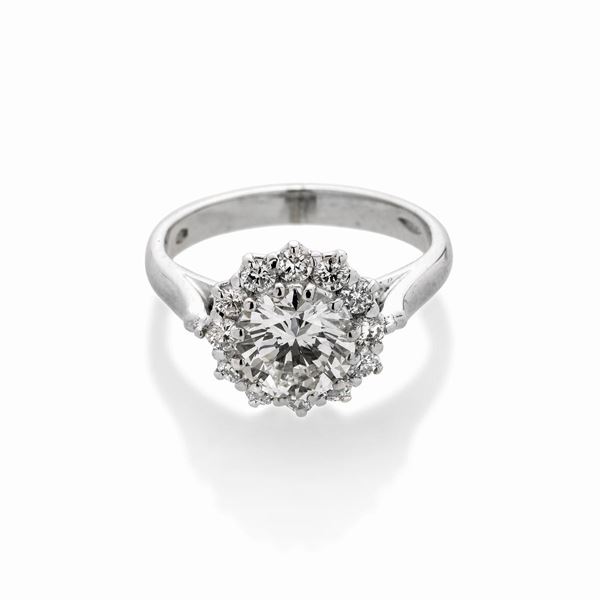 Anello a margerita in oro bianco e diamanti