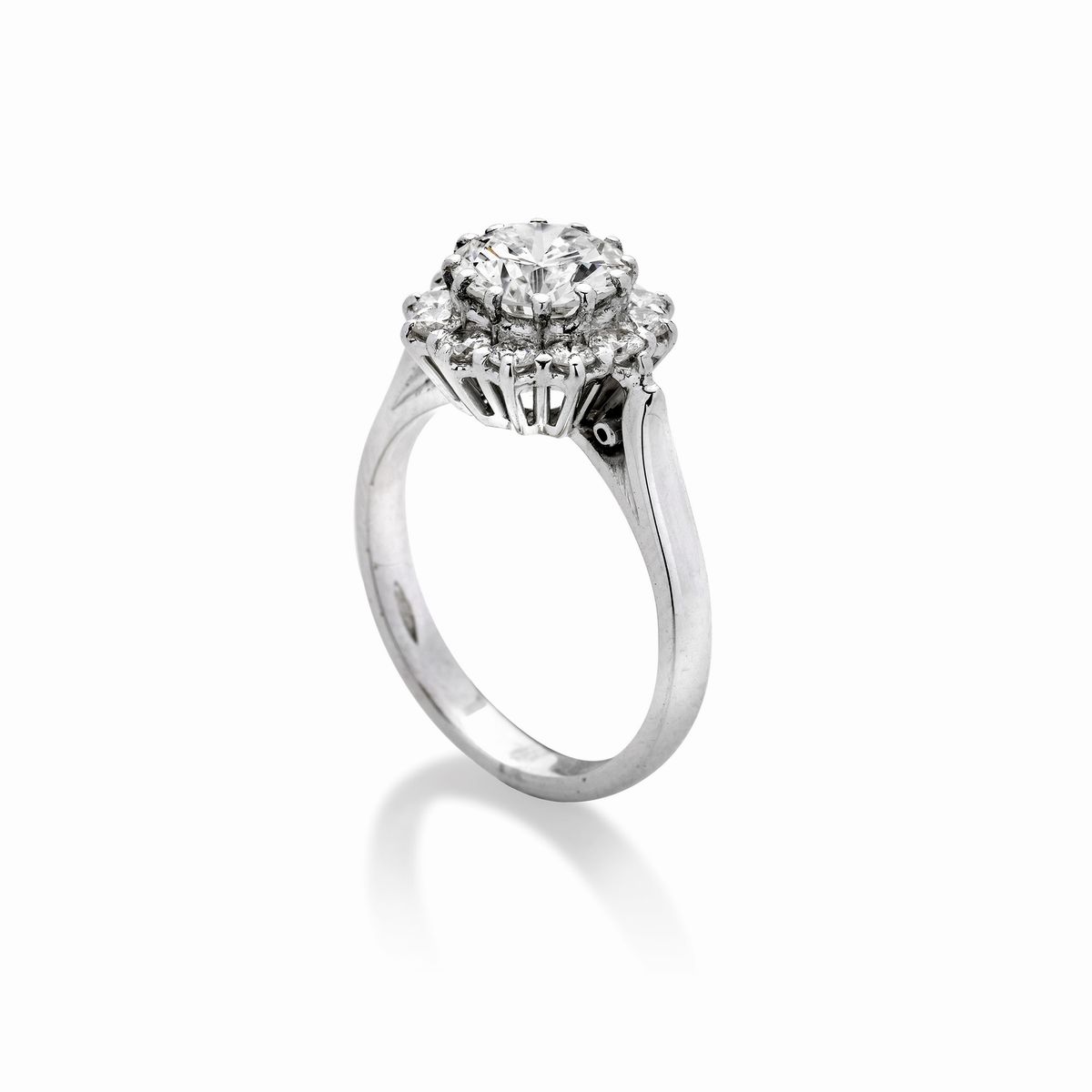 Anello a margerita in oro bianco e diamanti