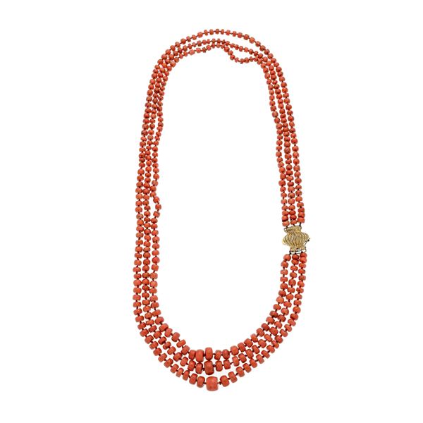 Three-strand necklace in yellow gold and red coral