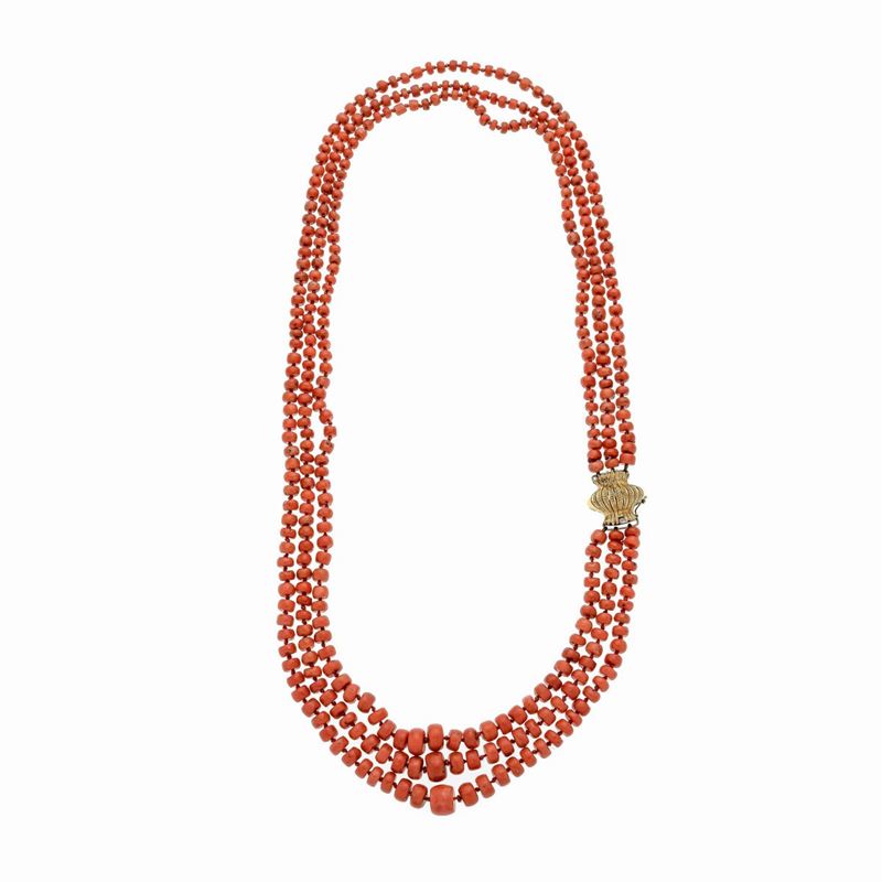 Collana a tre fili in oro giallo e corallo rosso