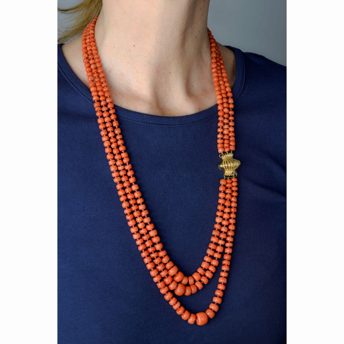 Collana a tre fili in oro giallo e corallo rosso