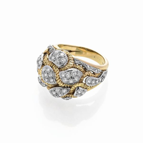 Anello a cupola in oro giallo, oro bianco e diamanti