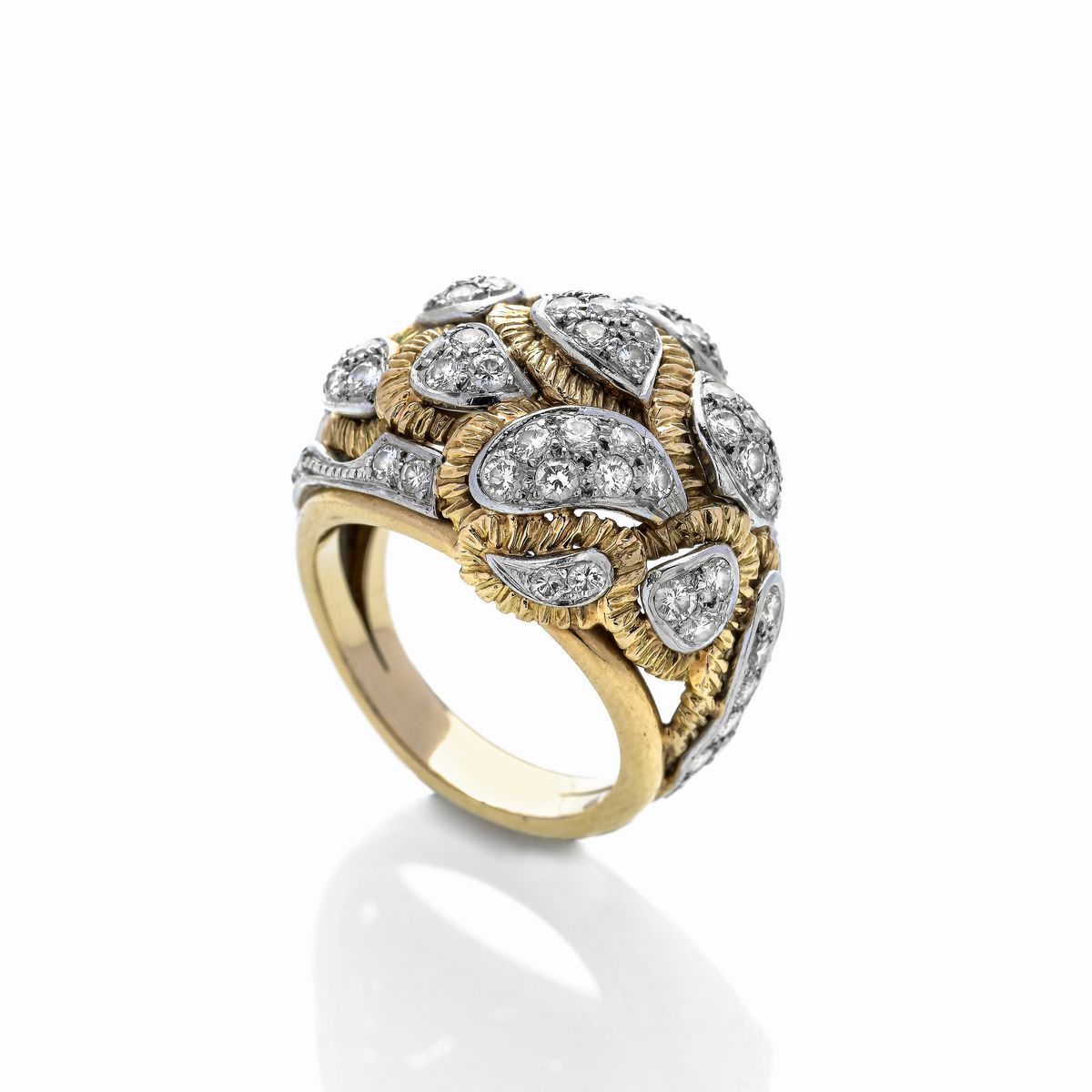 Anello a cupola in oro giallo, oro bianco e diamanti