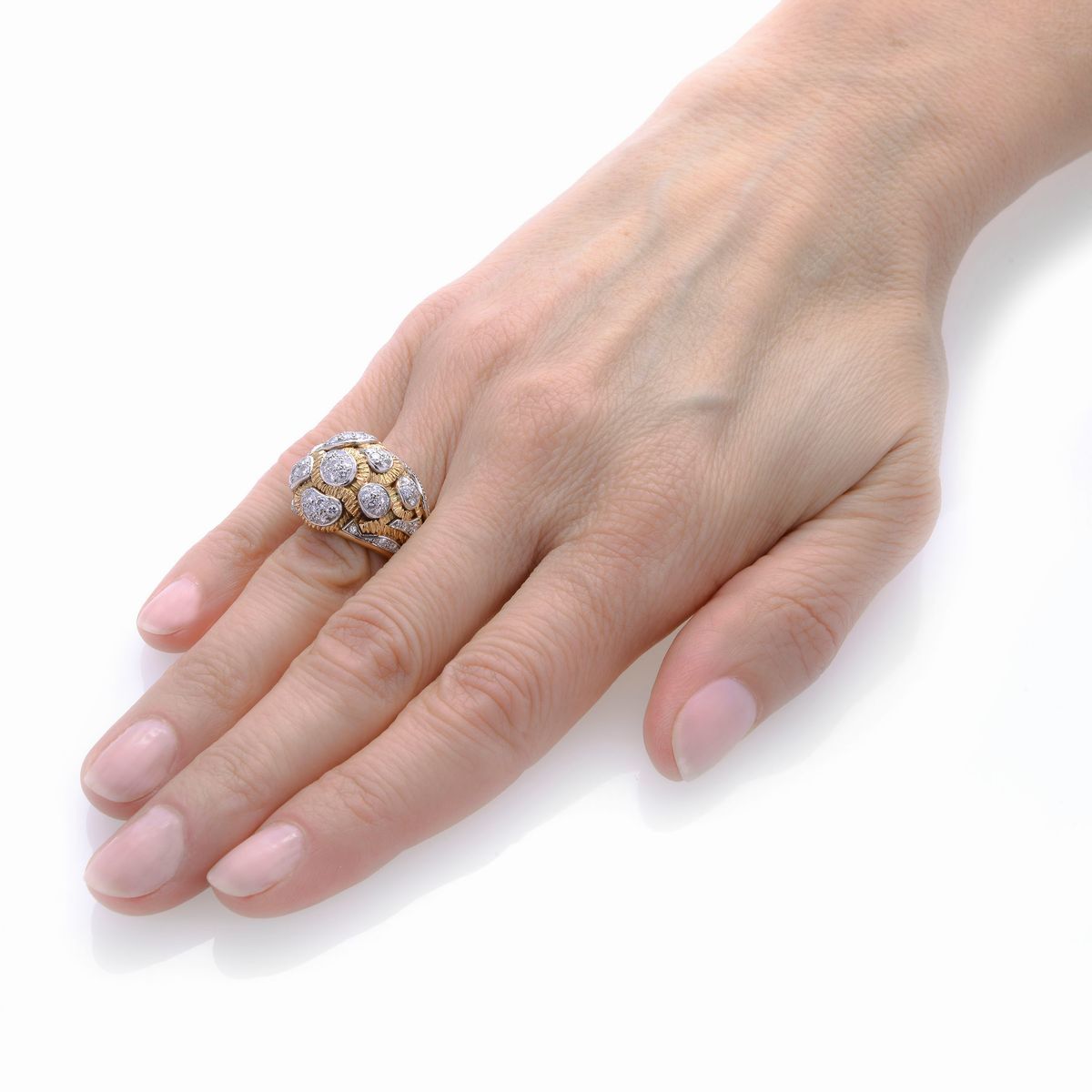 Anello a cupola in oro giallo, oro bianco e diamanti