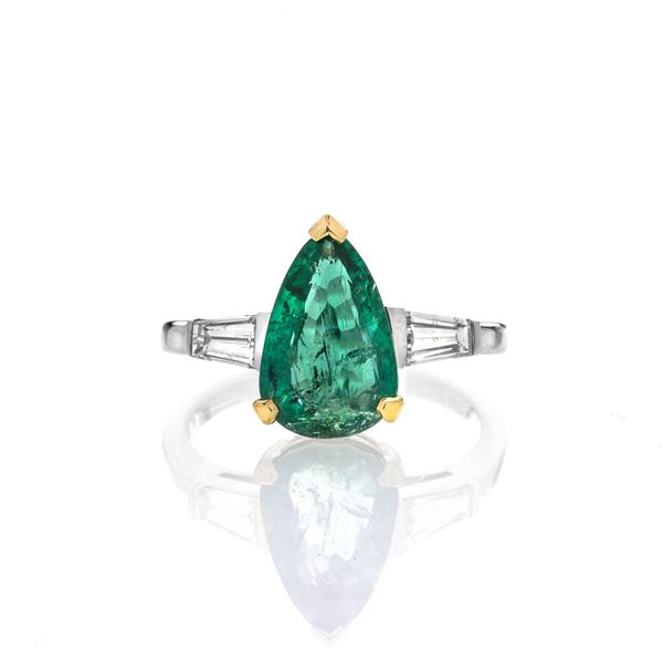 Ring in platinum, yellow gold, diamonds and emerald