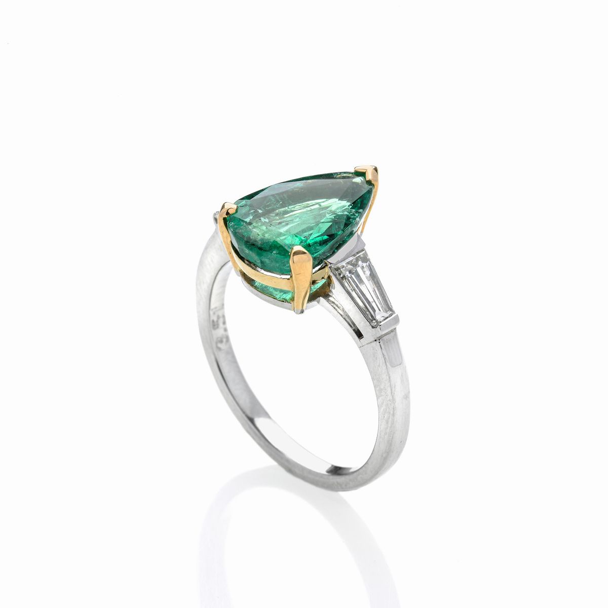 Anello in platino, oro giallo, diamanti e smeraldo