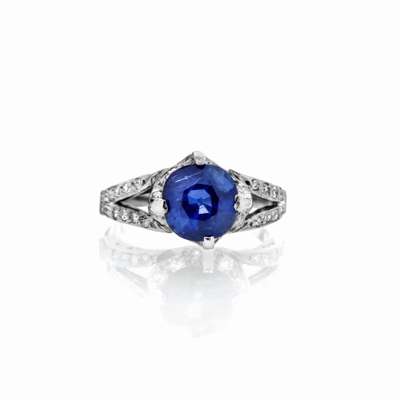 Anello in oro bianco 18k, diamanti e zaffiro Burma