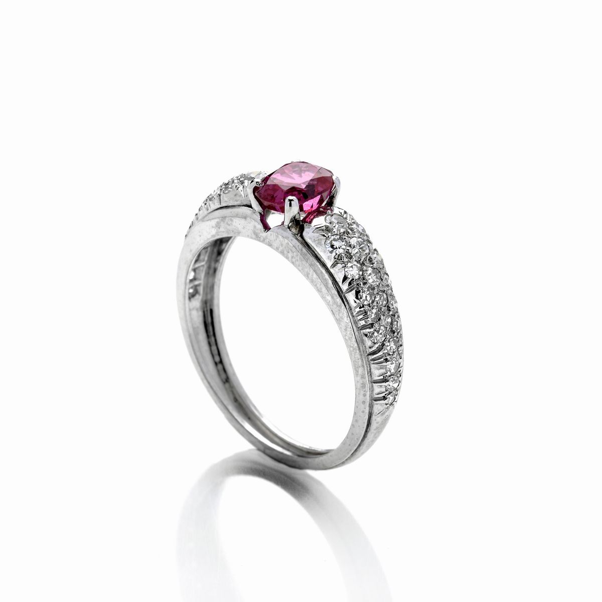 Anello a fascia in platino, diamanti e rubino Burma