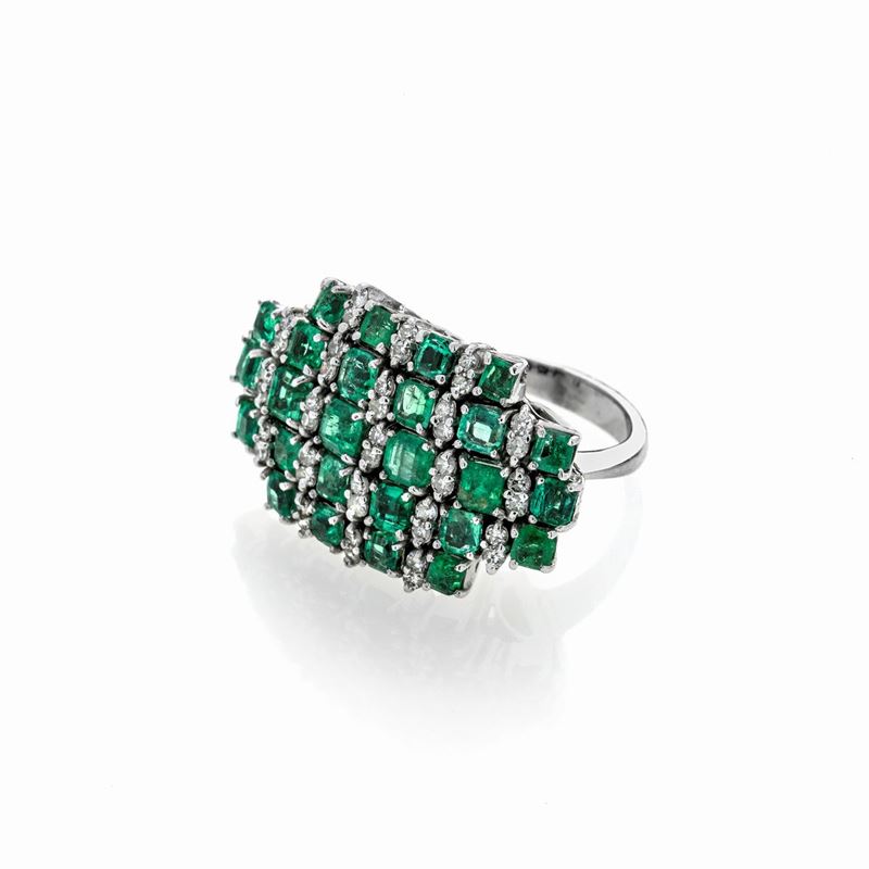 Grande anello in oro bianco 14k, diamanti e smeraldi