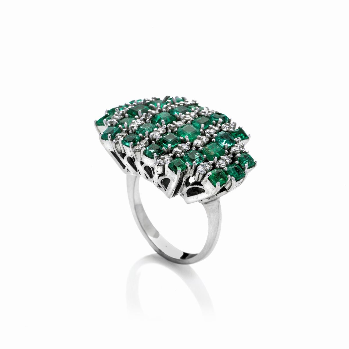 Grande anello in oro bianco 14k, diamanti e smeraldi