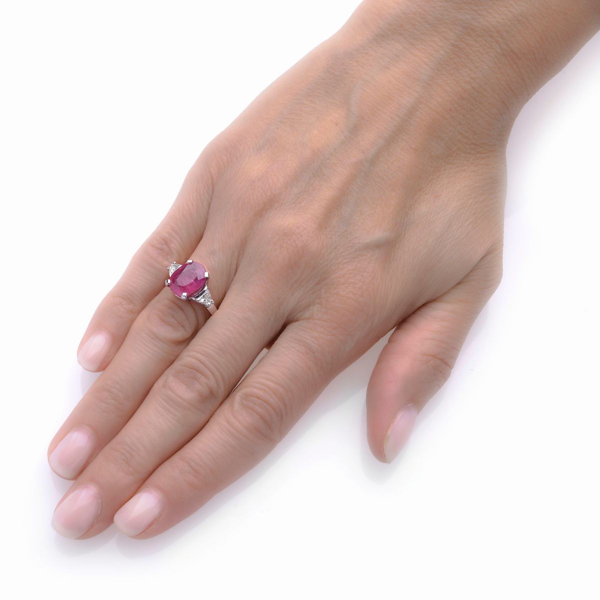 Anello in platino, diamanti e rubino Burma