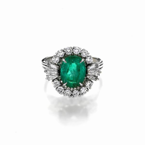 Ring in 18k white gold, diamonds and emerald