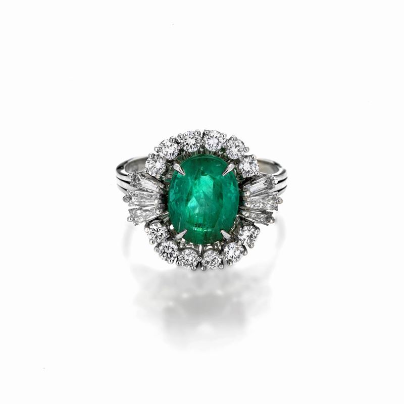 Anello in oro bianco 18k, diamanti e smeraldo