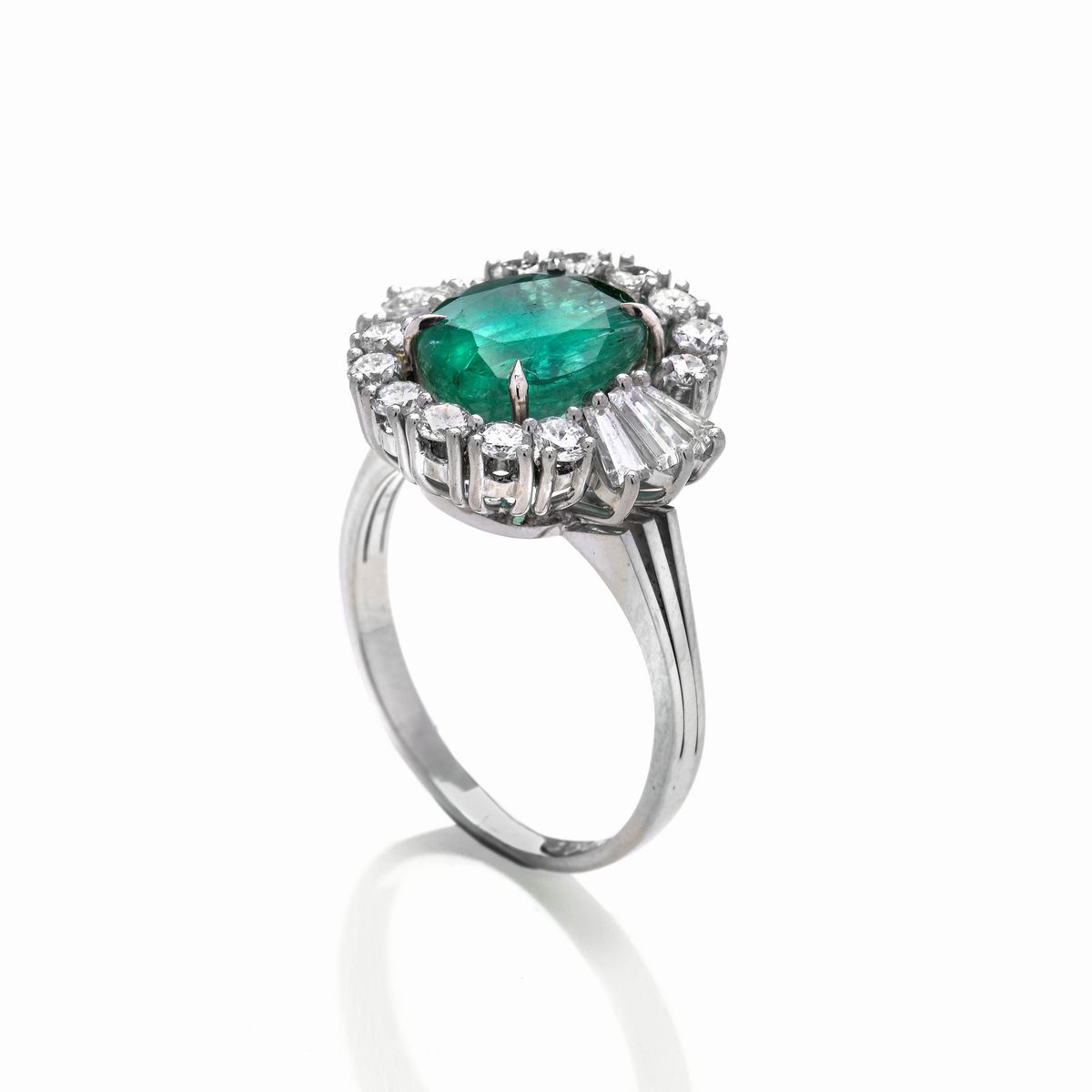 Anello in oro bianco 18k, diamanti e smeraldo