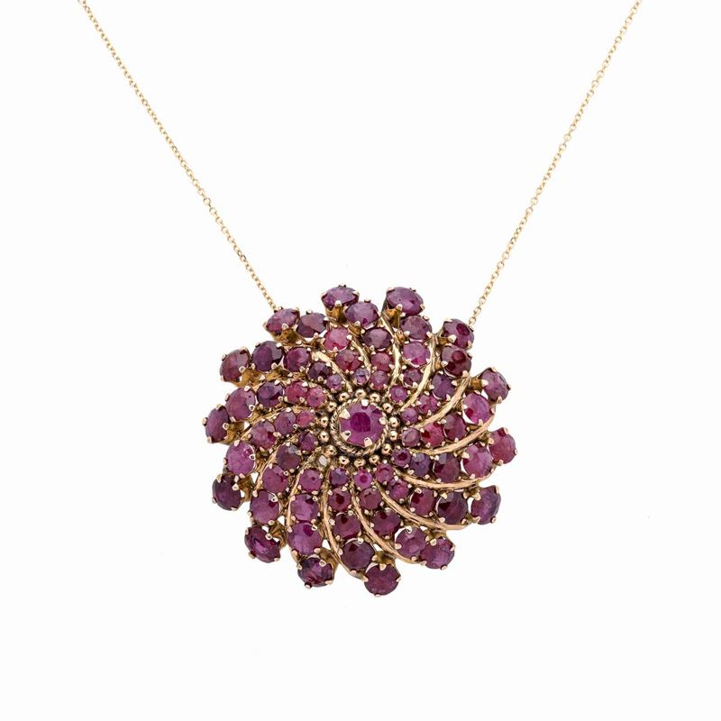 Pendente con catena in oro giallo 9 e 18k e rubini