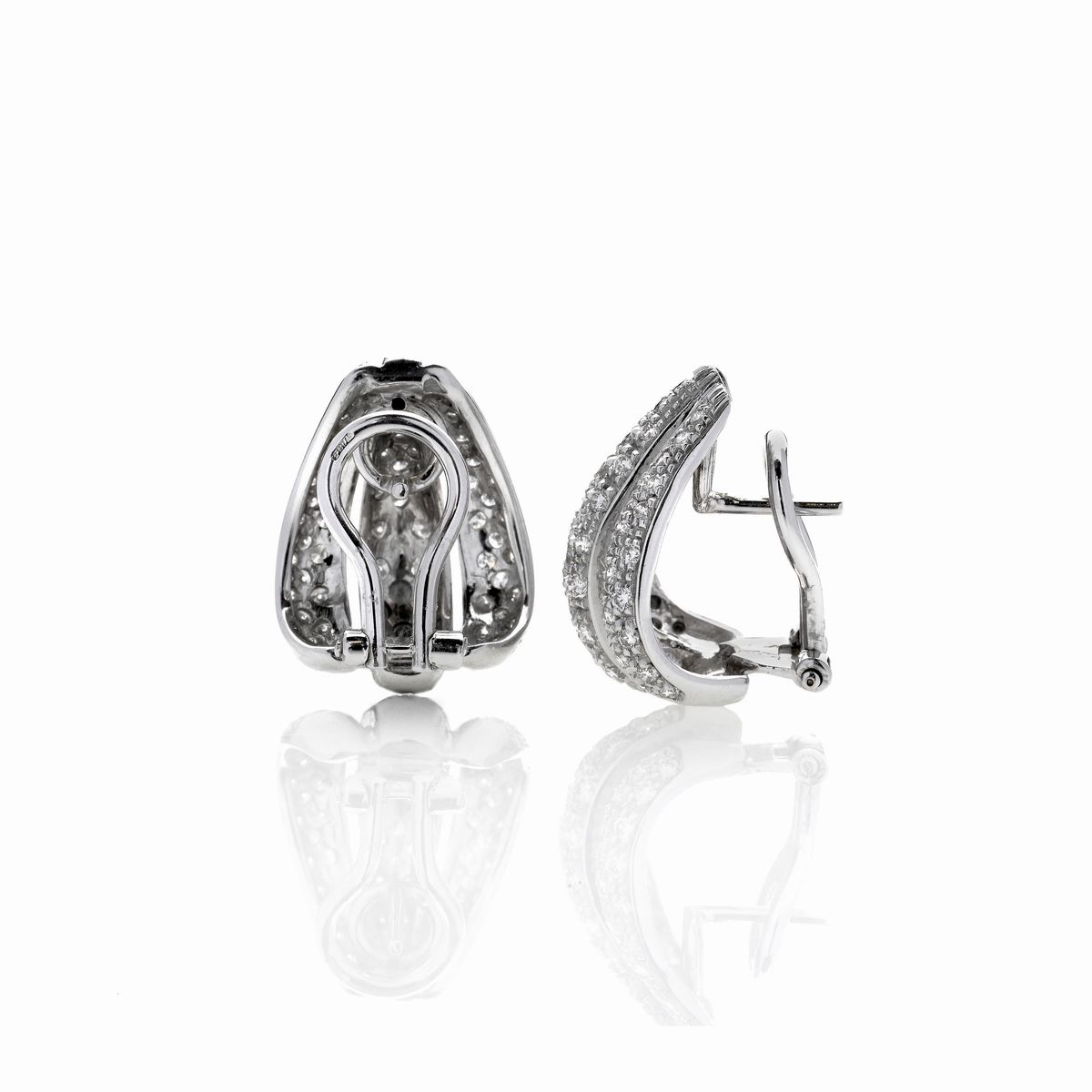 Paio di orecchini in oro bianco 18k e diamanti