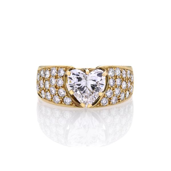Band ring in yellow gold, diamonds and heart-cut diamond