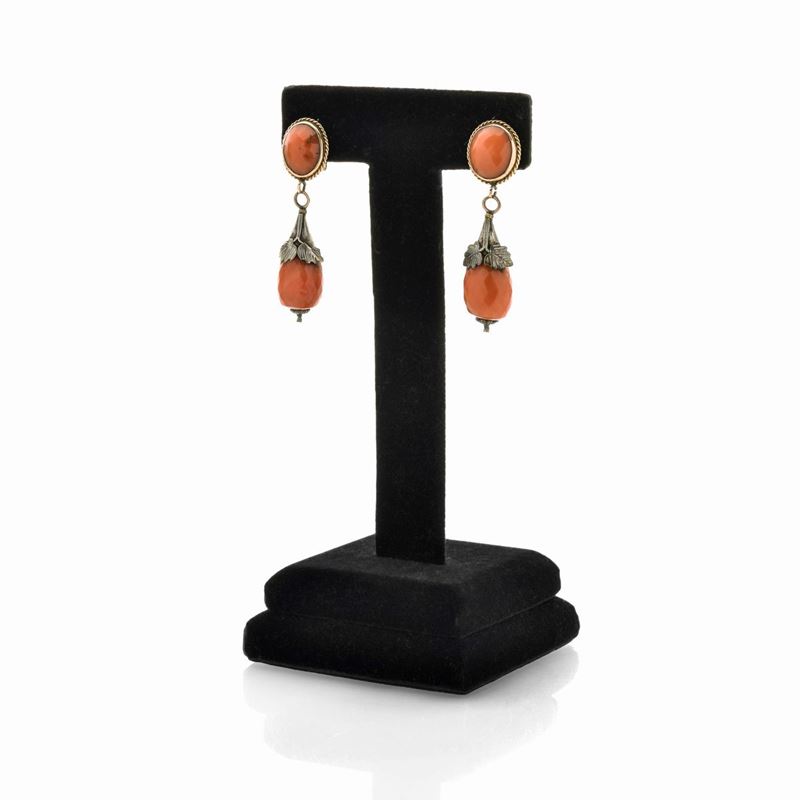 Paio di orecchini pendenti in oro giallo 18k, argento e corallo rosso