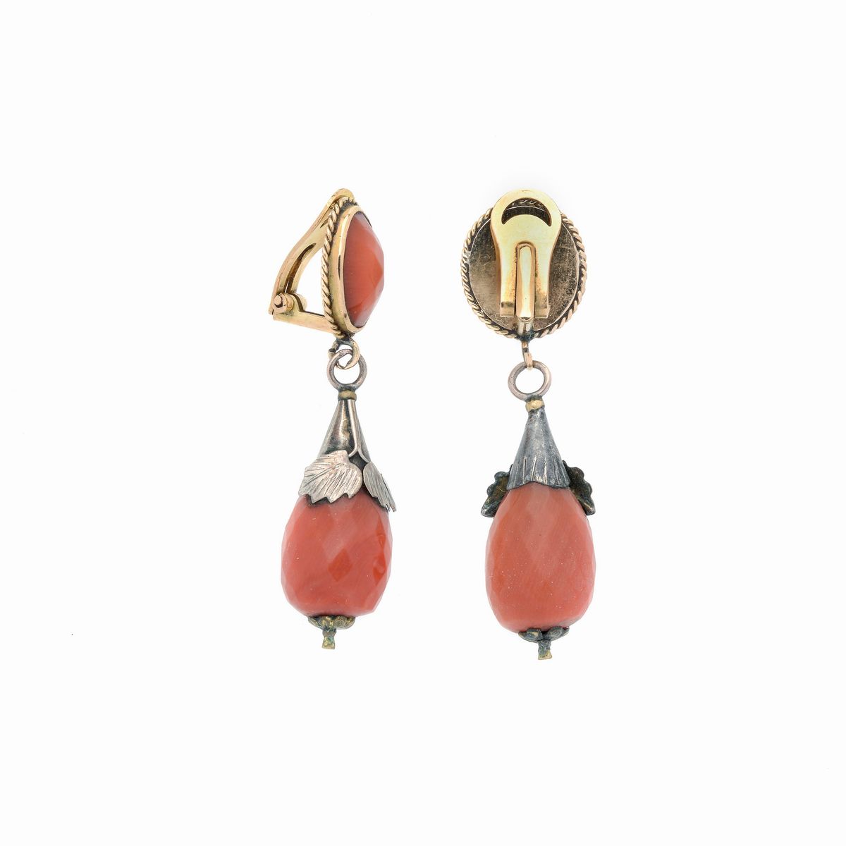 Paio di orecchini pendenti in oro giallo 18k, argento e corallo rosso