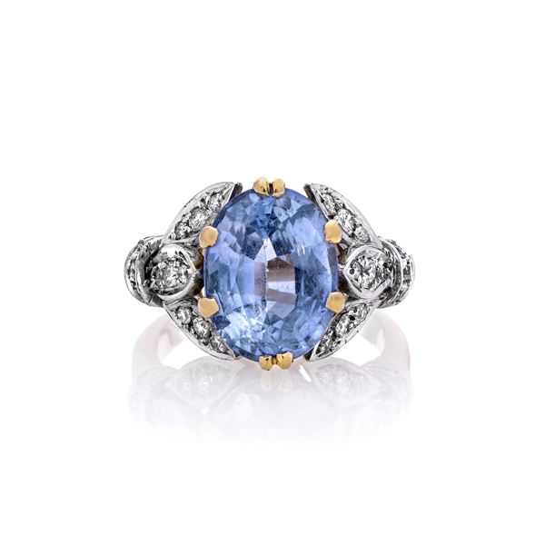Ring in white gold and 18k yellow gold, diamonds and Ceylon sapphire