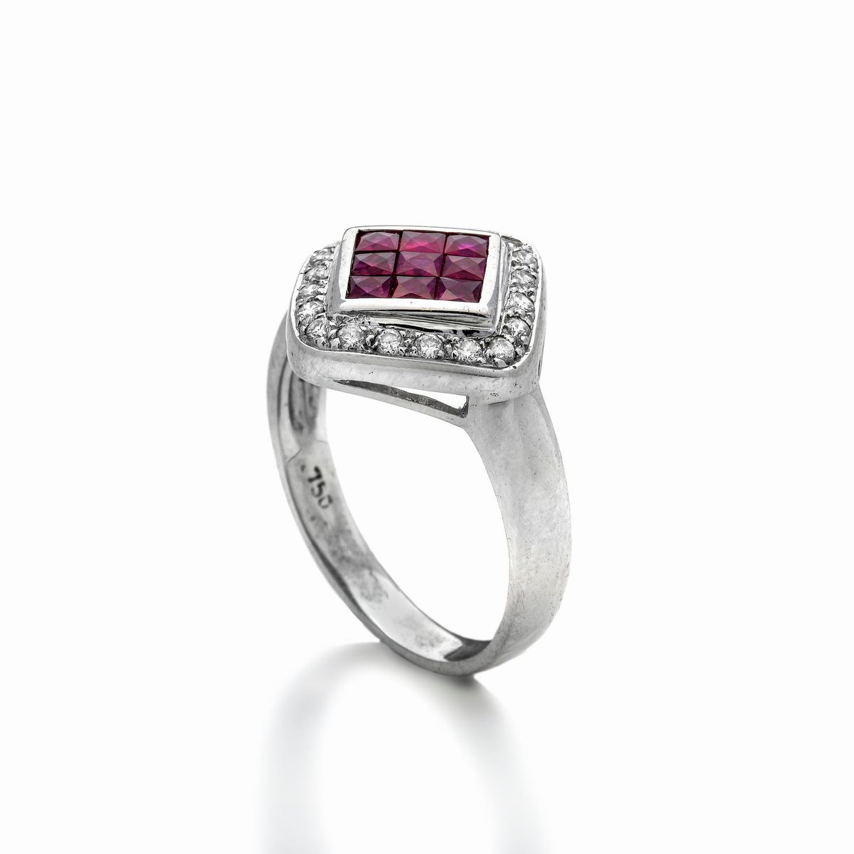 Anello in oro bianco 18k, diamanti e rubini