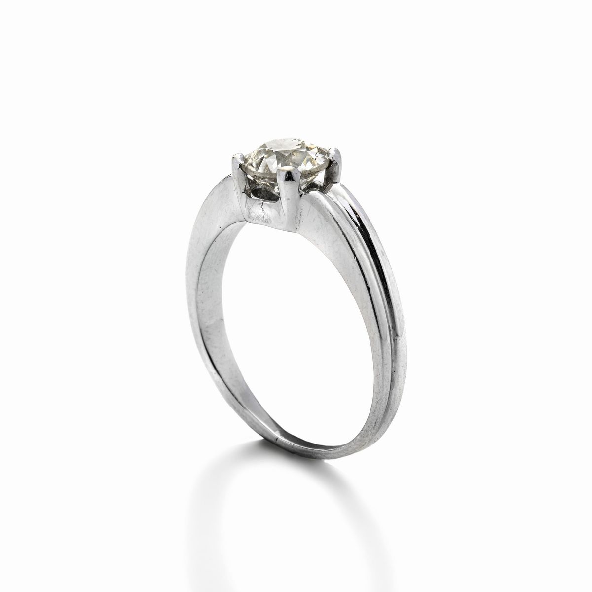 Anello solitario in oro bianco 18k e diamante