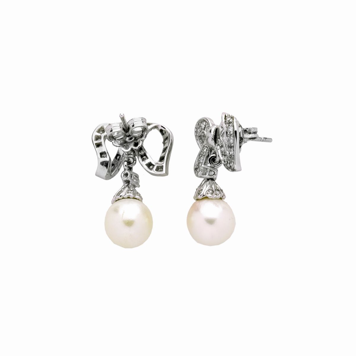 Paio di orecchini pendenti in oro bianco 18k, diamanti e perle