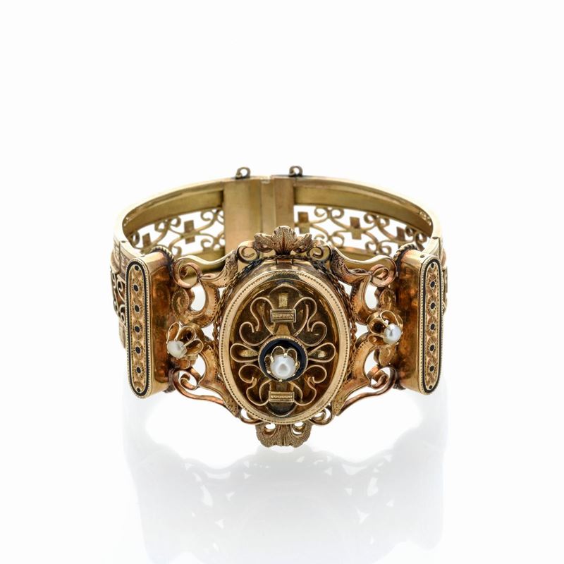 Alto bracciale rigido porta-ricordi in oro giallo 18k, smalto e perle