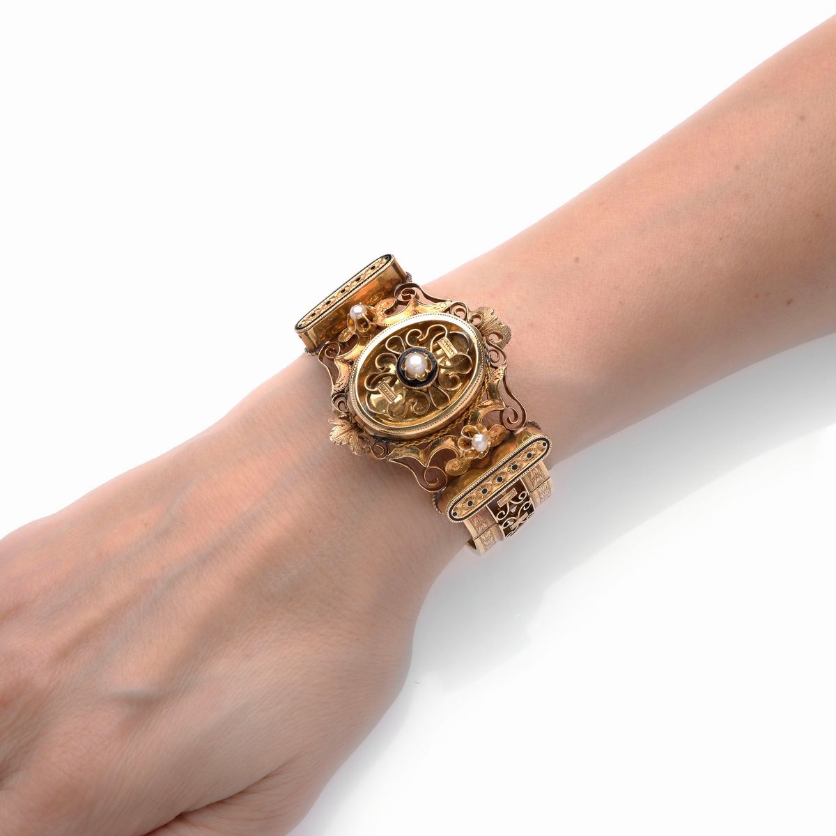Alto bracciale rigido porta-ricordi in oro giallo 18k, smalto e perle